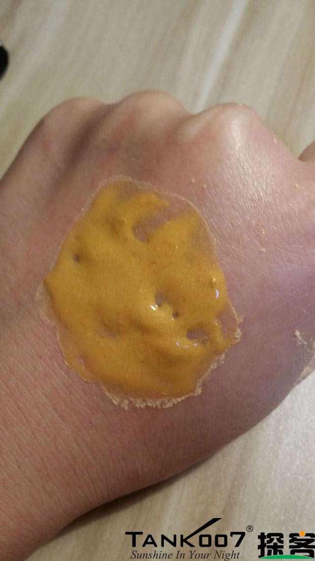 客戶買了紫光手電驗(yàn)熒光劑，先拿面膜大姨媽巾開刀 