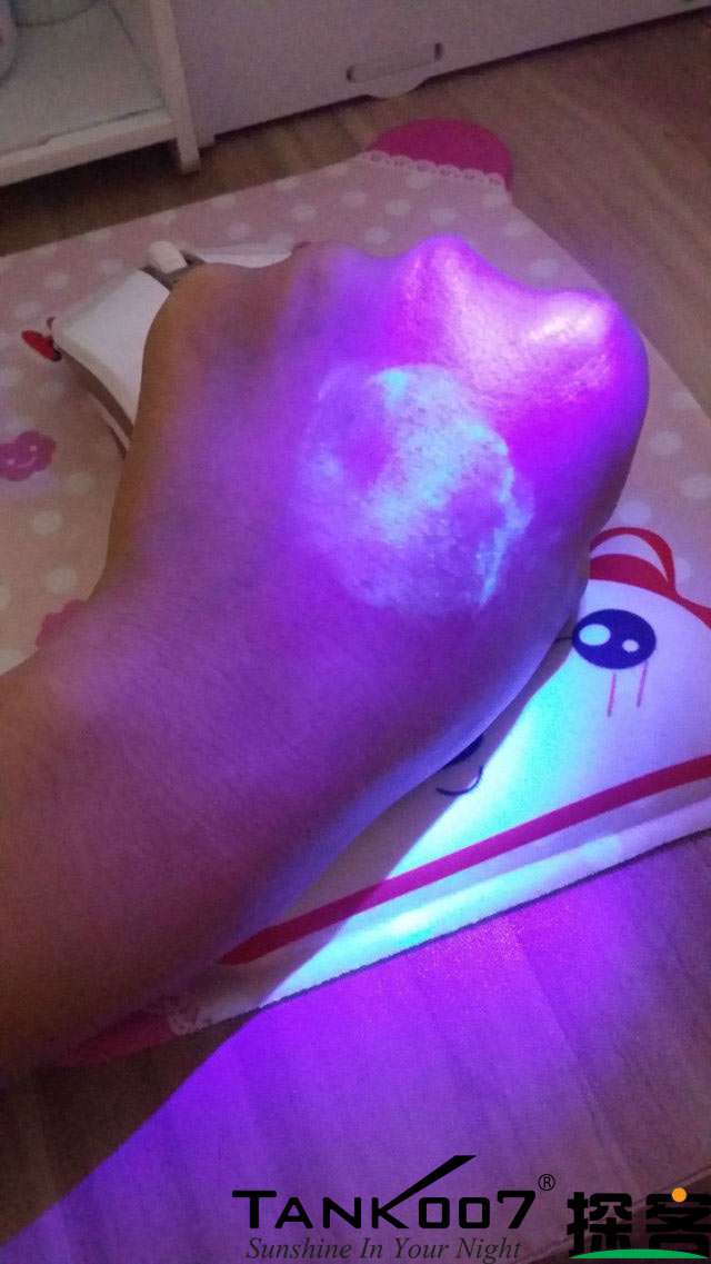 客戶買了紫光手電驗(yàn)熒光劑，先拿面膜大姨媽巾開刀 