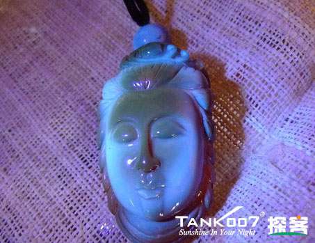 網(wǎng)上用紫光手電鑒定琥珀的帖子這么多，哪個(gè)是真假？