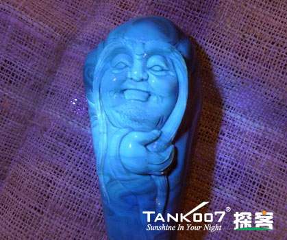 網(wǎng)上用紫光手電鑒定琥珀的帖子這么多，哪個(gè)是真假？