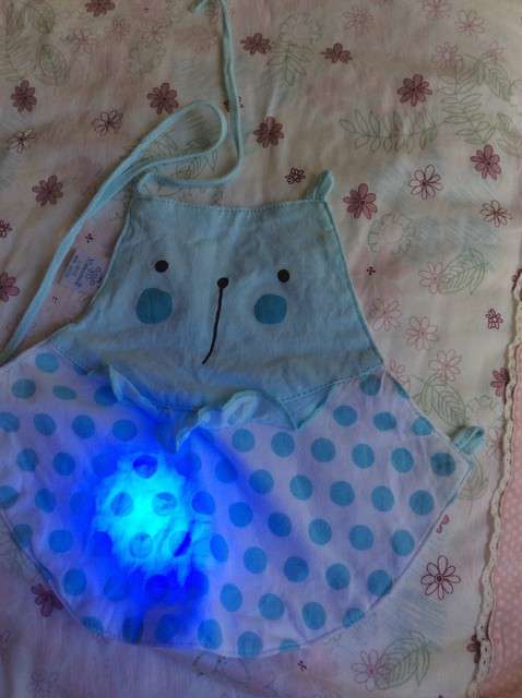  寶媽買了紫光手電，衣服上好多熒光劑，看的心慌害怕