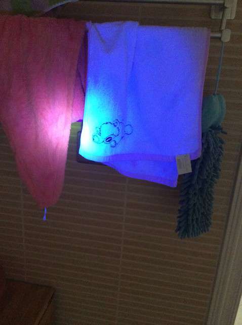  寶媽買了紫光手電，衣服上好多熒光劑，看的心慌害怕